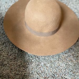 Women’s wide brim hat